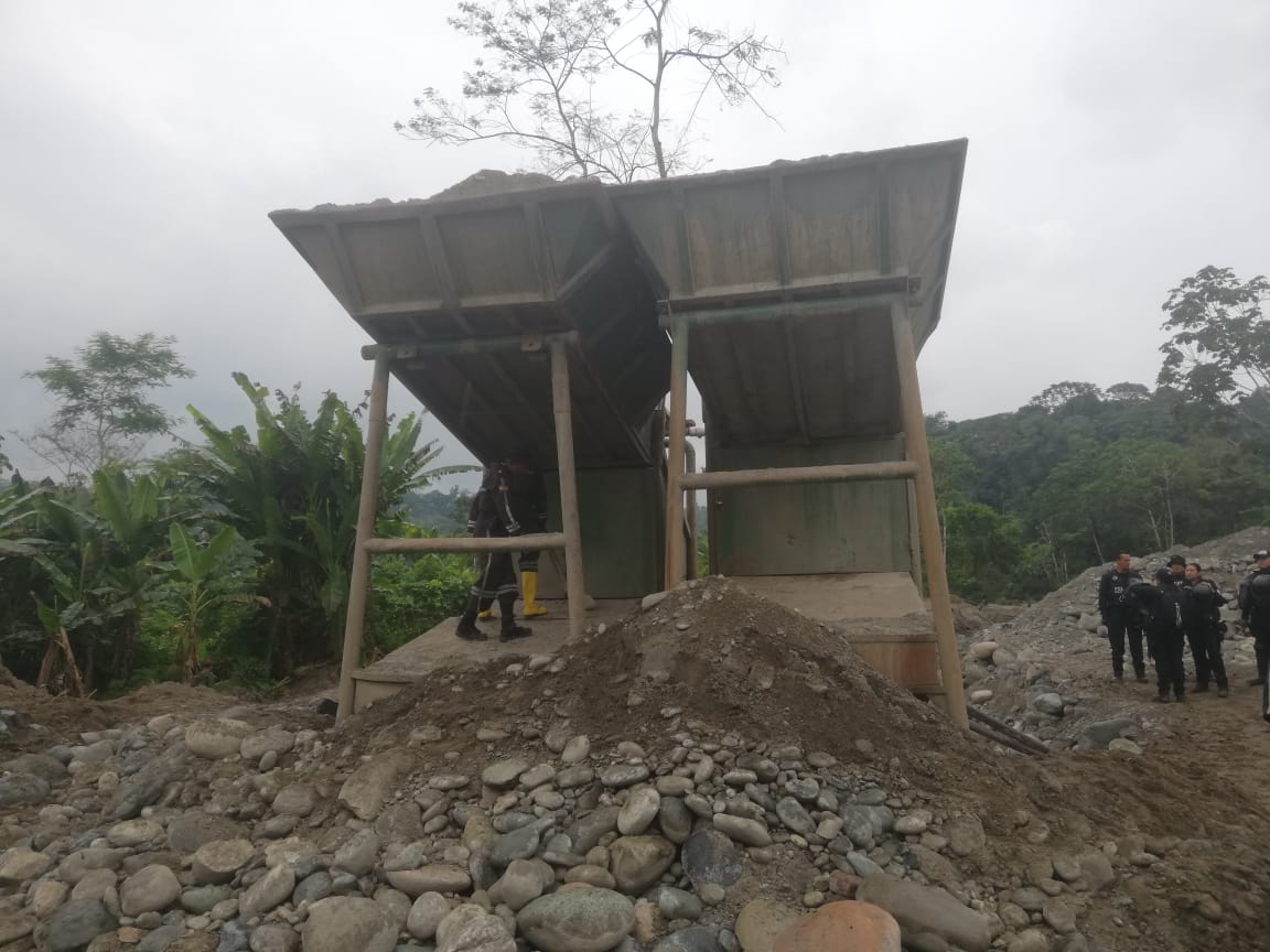 ARCOM_Ecu's tweet photo. #PorUnaMineríaSostenible | Río Jatunyaku, Yutzupino #Napo: @ARC_EnergiaEc colaboró con la verificación técnica a decomiso de maquinaria por parte de @FiscaliaEcuador, junto a @PoliciaEcuador (#UNIDCAN #Criminalística #GIR #UMO) y @FFAAECUADOR https://t.co/p1sFs4KzC4