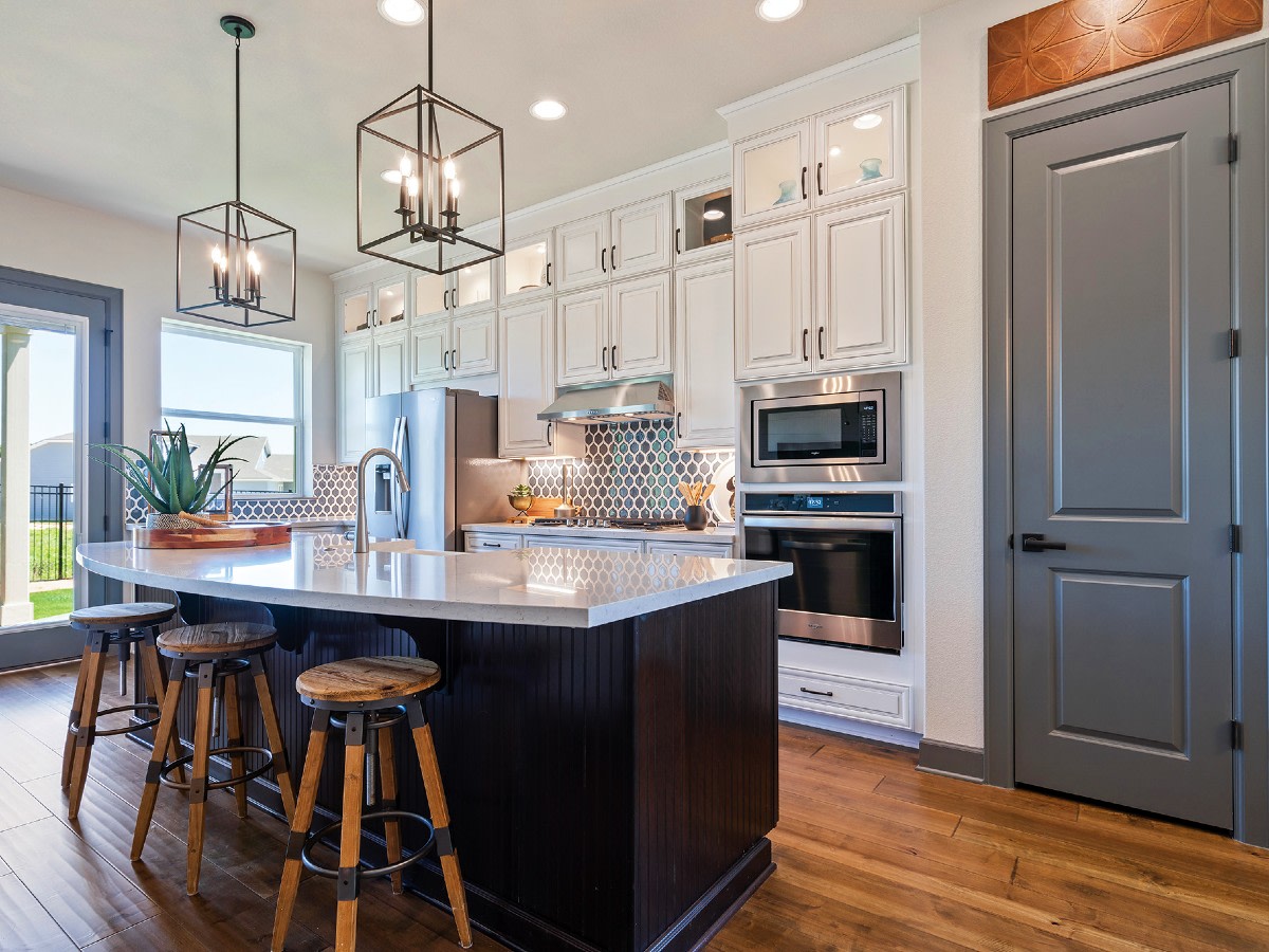 Headwaters_Life's tweet photo. Your inner chef will thank you! 🧑‍🍳 From @DavidWeekley comes this beautifully detailed kitchen with presentation island. Connect with their team to learn more: https://t.co/54lgCFNxLR 
#HeadwatersLife https://t.co/zpbVG3mz7L