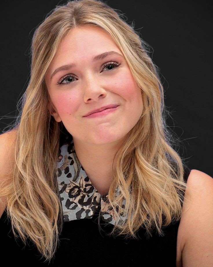 Mickie456's tweet photo. Y te quiero de una forma tan extraña y especial que aveces siento que no me hace falta verte ni tenerte.
Solo cerrar los ojos y saber que existes. ✨ 
#HappyBirthdayElizabethOlsen 
#HappyBirthdayLizzieOlsen https://t.co/6P7Ar0jQhd