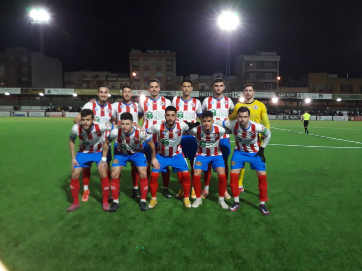 juanaguila1973's tweet photo. Derrota de la @UDCTOFICIAL 0-2 ante el @marbella_fc en un partido donde los de @ManuelChumilla merecieron mucho más pese a estar  45 minutos en inferioridad. 
Nada que reprochar al equipo que lo ha dado todo. 
El domingo mas!!🔴⚪💪 https://t.co/egIz42iQMH