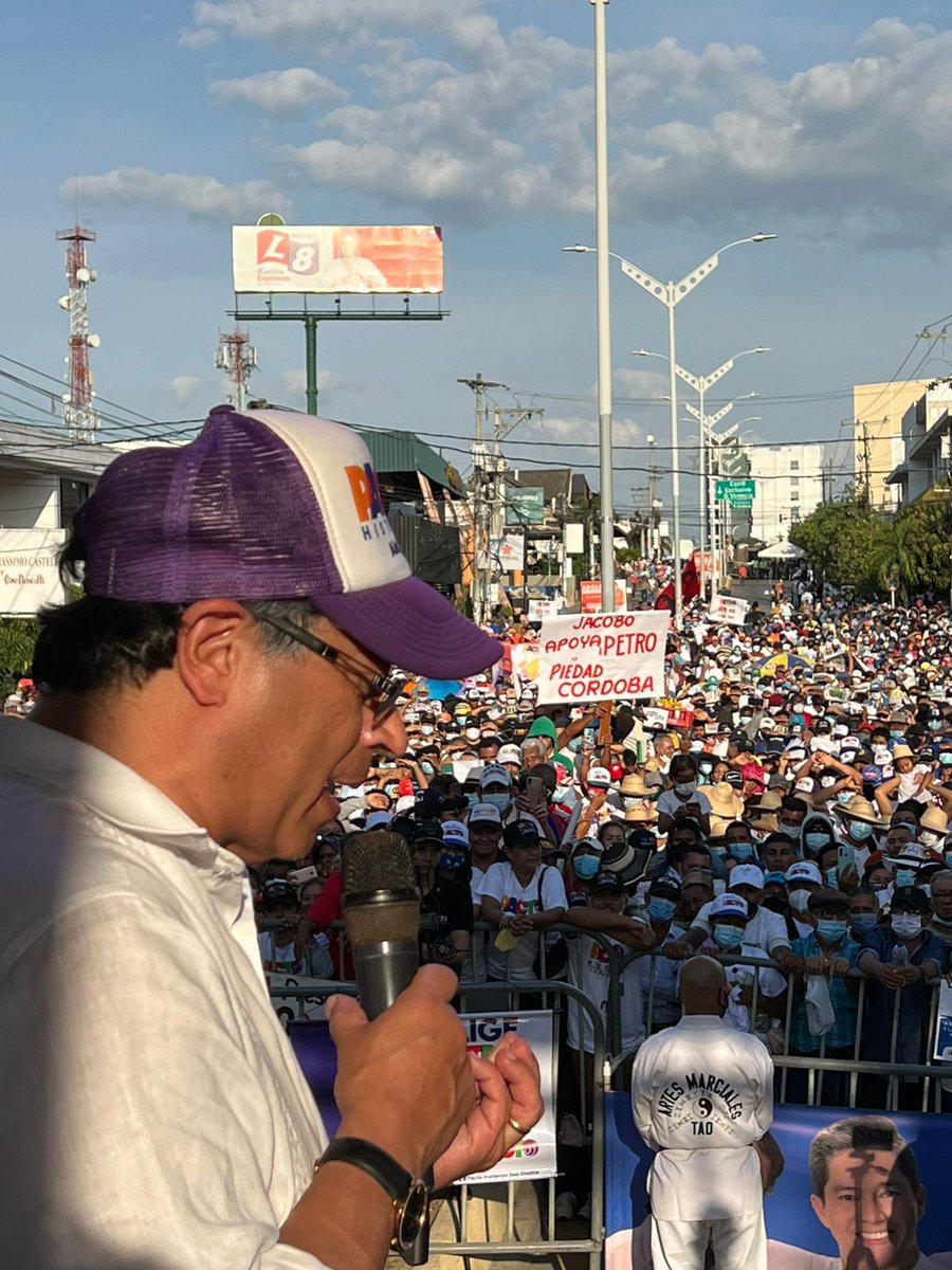 AABenedetti's tweet photo. Más de 8 mil personas a pleno sol en Sincelejo escuchando a @petrogustavo. ¡El cambio es ahora! https://t.co/AfVTmXtq2z