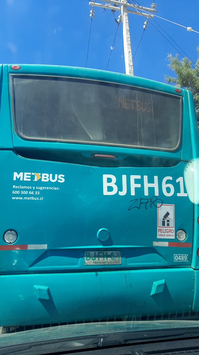DnCafeCortado's tweet photo. @Transantiago @MTTChile
El "simpatico" conductor de este #MetBus venía por la Costanera Sur desde el Puente Petersen al Puente Carrascal a las 15:30 Hrs
NO PARO en ningún paradero dejando a todas las personas sin poder abordar
Lo postulo al trabajador del año!!
Bus en recorrido. https://t.co/LDmR8iUc7F
