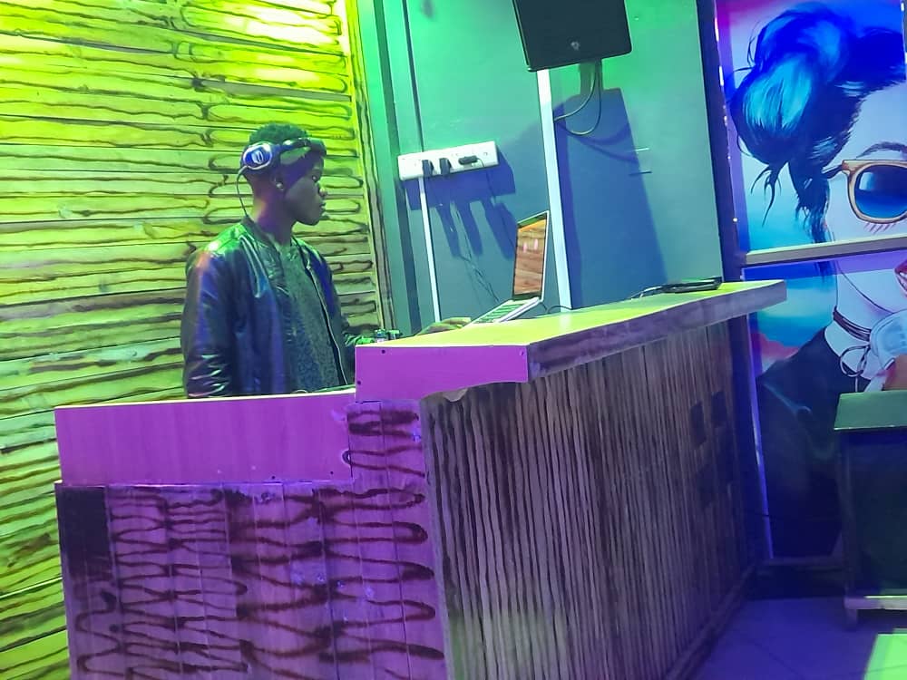 LemonsLounge's tweet photo. Party has started already at  Lemons Lounge 🔥 🔥
@stylerdijay playing now 
#BlackOutWednesday https://t.co/ZE3iL7De2R