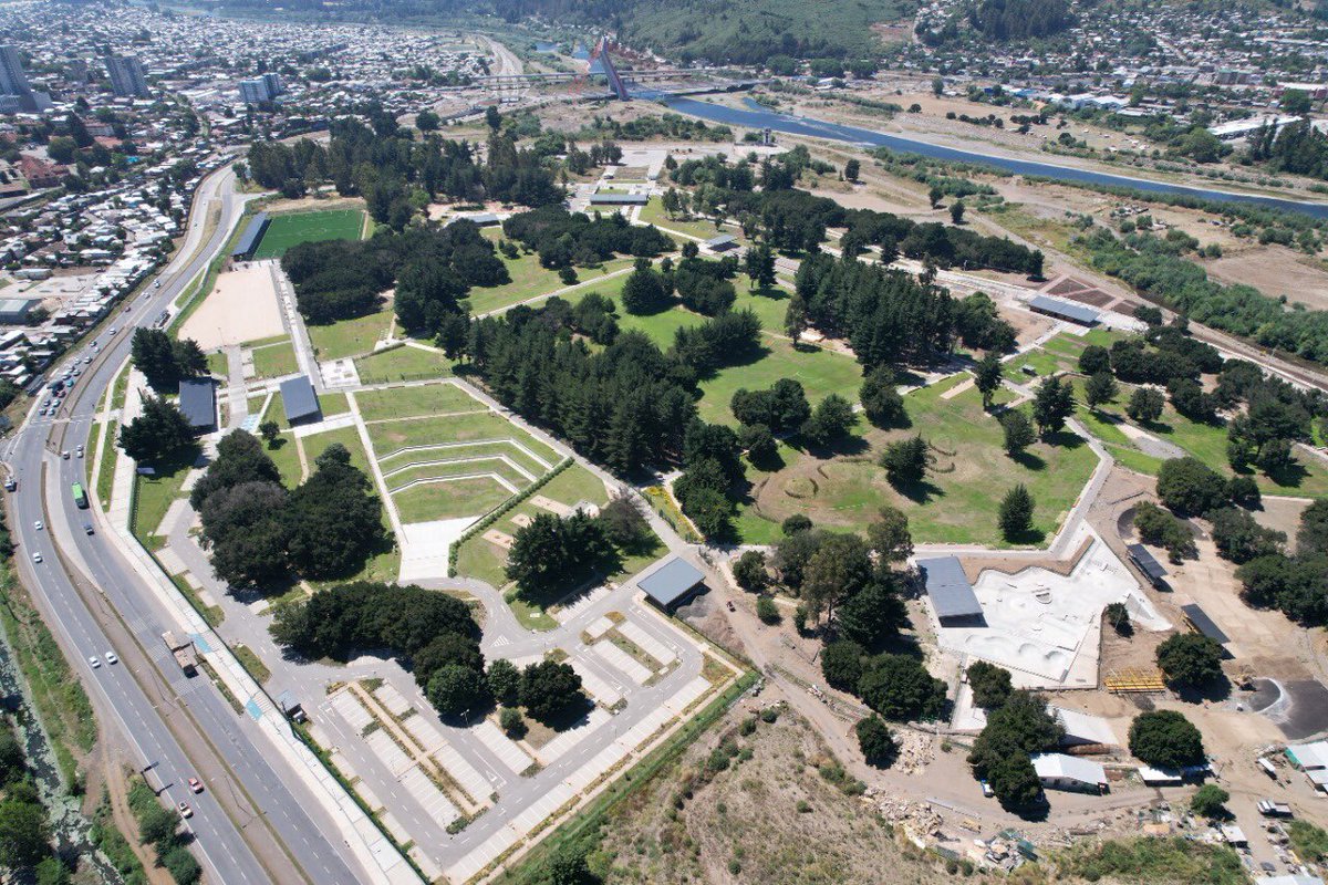 Minvu's tweet photo. Este miércoles el Ministro @FelipeWard junto a autoridades locales visitó el Parque #IslaCautín en #Temuco y entregó una gran noticia👇

A partir del 1 de marzo este Proyecto #LegadoBicentenario, de más de 27 hectáreas, abrirá sus puertas para recibir a miles de familias🤩👨‍👩‍👧‍👦🌿. https://t.co/SmcQvmTAut