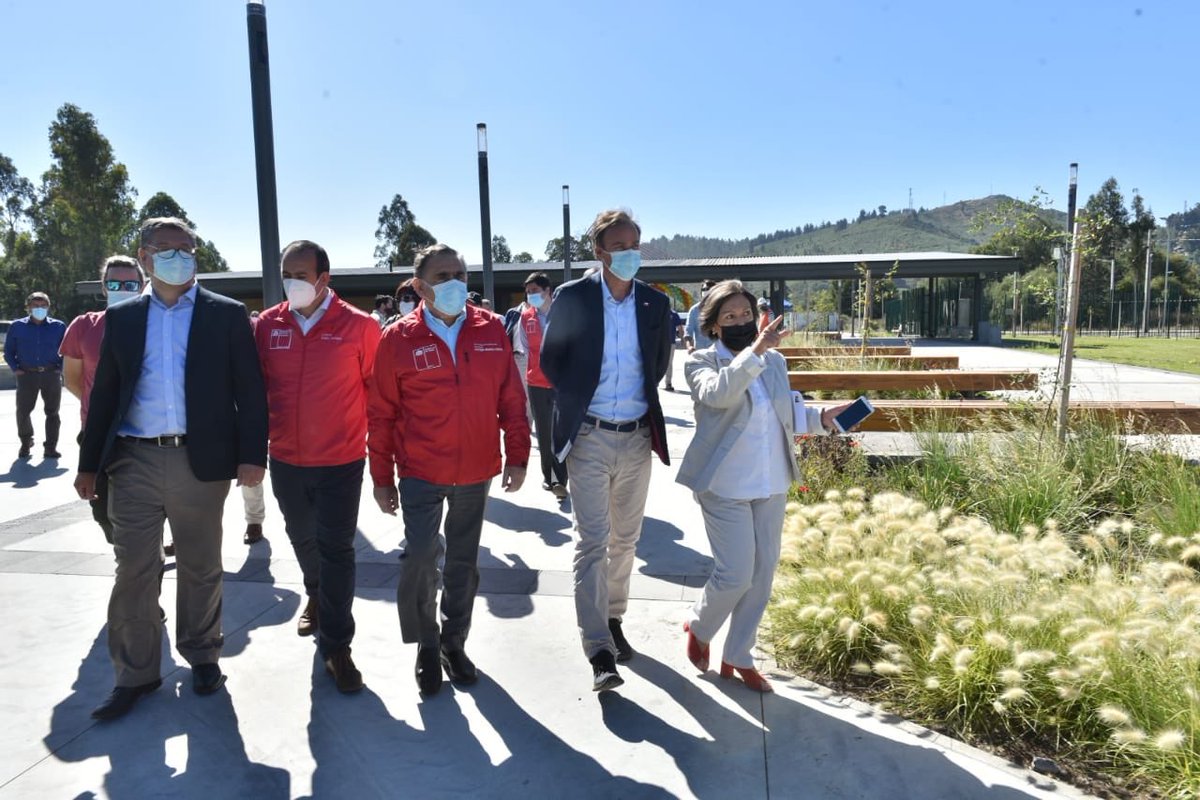 Minvu's tweet photo. Este miércoles el Ministro @FelipeWard junto a autoridades locales visitó el Parque #IslaCautín en #Temuco y entregó una gran noticia👇

A partir del 1 de marzo este Proyecto #LegadoBicentenario, de más de 27 hectáreas, abrirá sus puertas para recibir a miles de familias🤩👨‍👩‍👧‍👦🌿. https://t.co/SmcQvmTAut