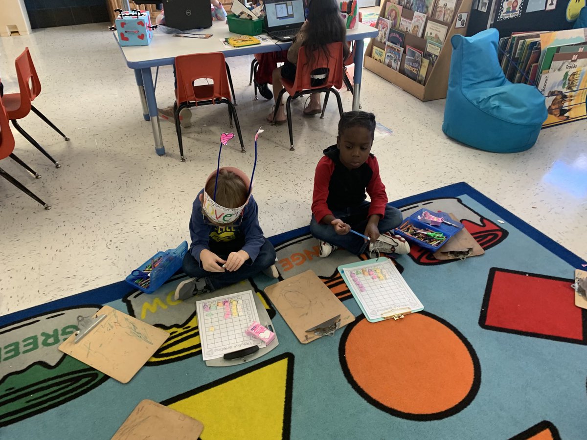 Learning about real object graphs using fruit loops and candy hearts! ⁦<a href="/Stephparsons5/">Stephanie Parsons</a>⁩ ⁦<a href="/FollowingFowler/">Fowler Elementary</a>⁩ ⁦<a href="/Alex2Inspire/">𝙰𝚕𝚎𝚡𝚊𝚗𝚍𝚛𝚊 𝙼𝚊𝚛𝚝𝚒𝚗</a>⁩ ⁦<a href="/SassySimm/">Amy Simmons</a>⁩ ⁦<a href="/WFISDschools/">Wichita Falls ISD</a>⁩