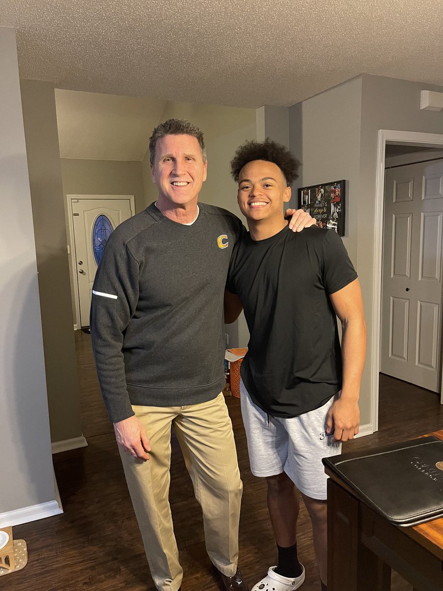 Big thanks to Coach Frye for coming down for the in-home visit! 🟡⚫️#GoColonels @CoachAndyFrye @CentreFootball @COACH_MURRAY34 @AcademyRecruits