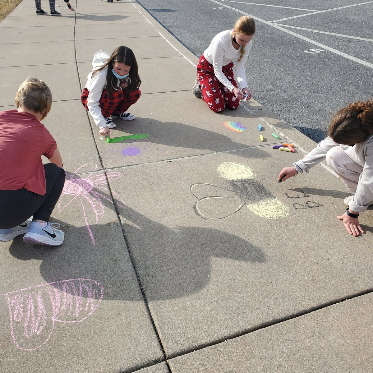CMSFORClub1's tweet photo. These hands are hard at work spreading kindness at CMS! #cmsFORclub #bekindalways @hempfield @MummaPrincipal @AckCMS https://t.co/QD2eirwWXo