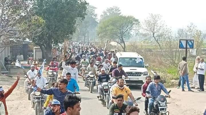 AapAkhilesh_'s tweet photo. उत्तर प्रदेश से खलीलाबाद विधानसभा आम आदमी पार्टी से प्रत्याशी सुबोध यादव के साथ रोड शो के माध्यम से चुनाव प्रचार … हर जगह एक ही आवाज़ - एक मौक़ा देके देखना है @ArvindKejriwal को https://t.co/5CdyDHa2pq