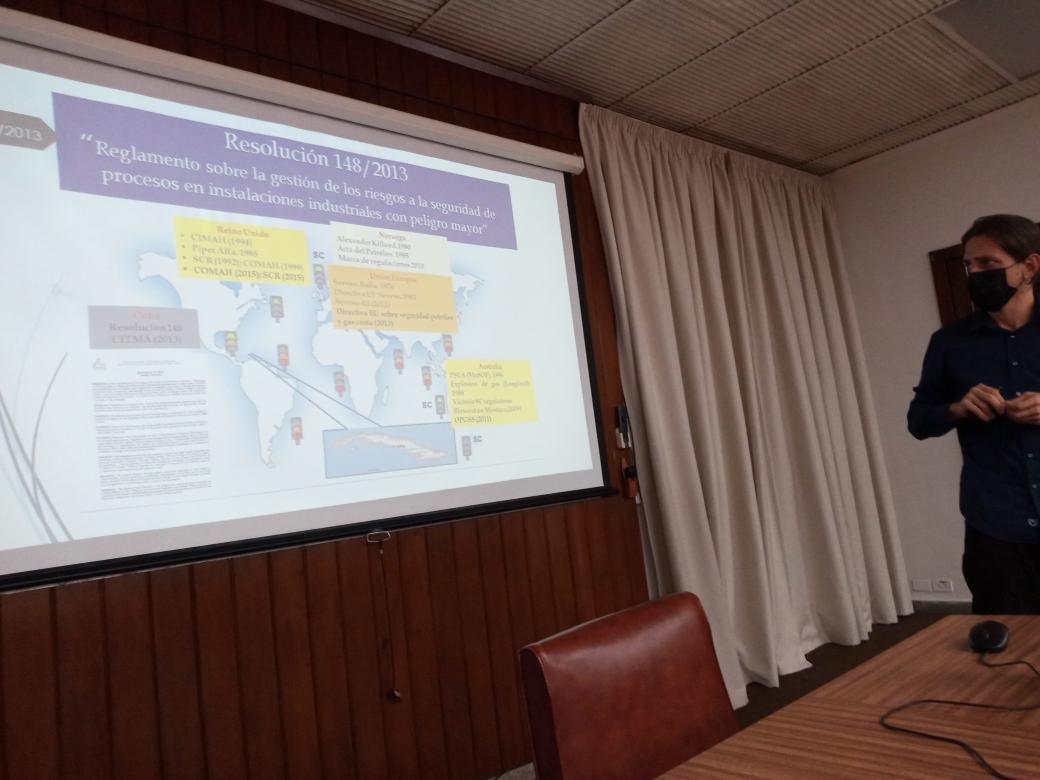 JorgeAlvarezAl5's tweet photo. Imparte la Oficina de Regulación y Seguridad Ambiental (@OCitma) conferencia a la alta dirección del MINEM sobre lo regulado en el país para las instalaciones de peligro mayor. Este OACE a la vanguardia de la seguridad en Cuba. https://t.co/xAQtAsjg0G