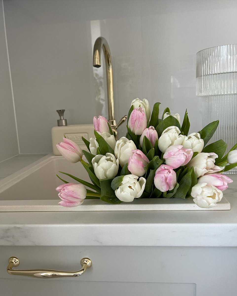 shewearprada's tweet photo. Flowers make everything perfect 🌸🌿⛅🌷 https://t.co/olQiBSDQ8C
