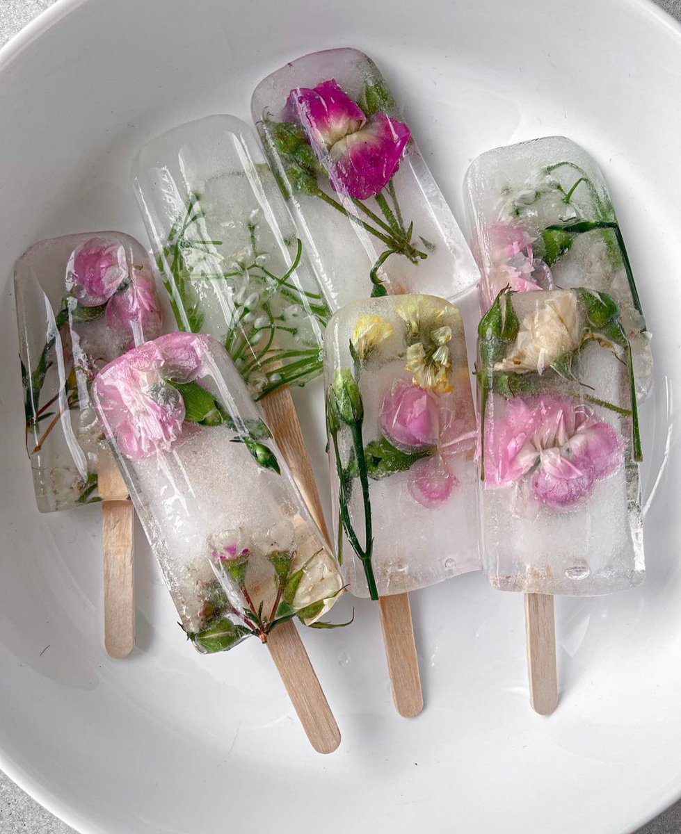 Flowers make everything perfect 🌸🌿⛅🌷