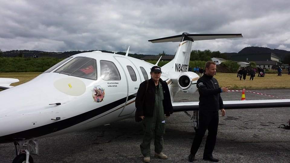 burny_burner's tweet image. Såg en udda fågel härom dagen. 
t.v #eclipse500. 2022.
t.h #eclipse500 med Capt. Bruce Dickinson på #Vernes 2014 på flygdagen. Foto: undertecknad
