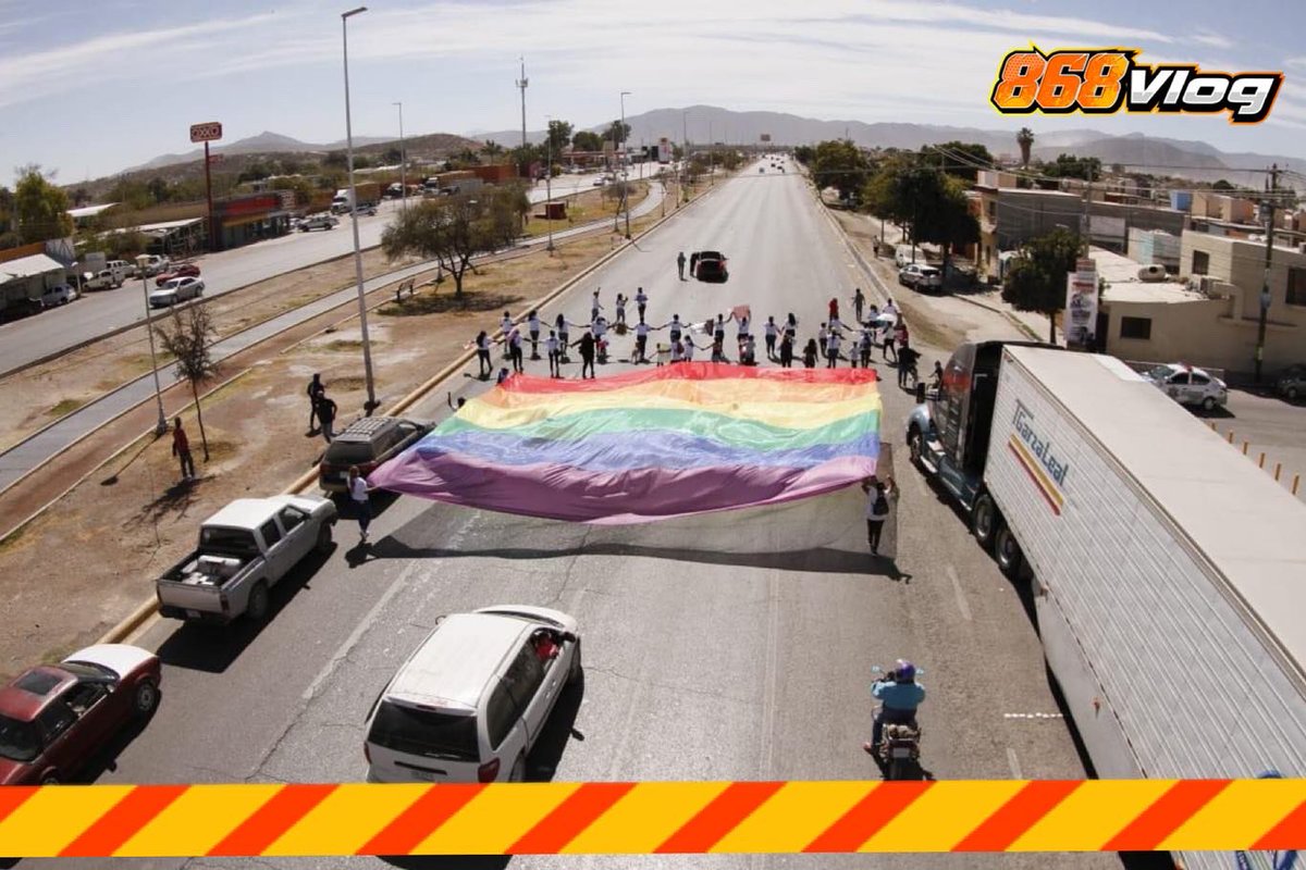 Hashtag868Vlog's tweet photo. 🏳️‍🌈 #NiUnoMasNiUnoMenos l Un grupo de personas se manifiestaron sobre el bulevar Ejército Mexicano de Gómez Palacio, por el asesinato de un joven de la comunidad LGBTIQ+ en Matamoros, Tamaulipas; piden investigar a fondo lo sucedido. 

➡️ https://t.co/6EZuBJQhEs 

#Matamoros https://t.co/xkuFfK9RyD