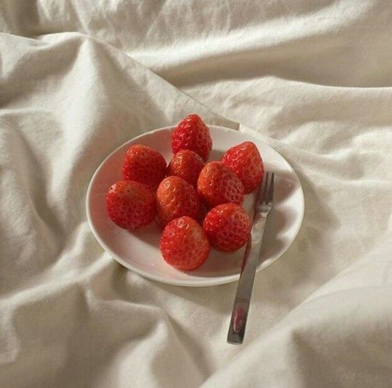 yuueatt's tweet photo. os famigerados ' desejos ' nada mais são do que um sinal do corpo de que está faltando alguns nutrientes

uma thread para o #edtwt https://t.co/applo5cFZ6