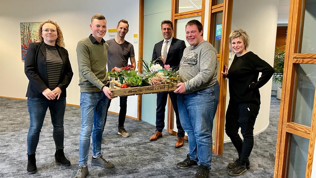 BjornLugthart's tweet photo. Een warm welkom van de agrarische sector 

https://t.co/26Iqcy8roT 

#welkom #eerste100dagen #pijnacker #nootdorp #delfgauw https://t.co/TBMtZ68vbt