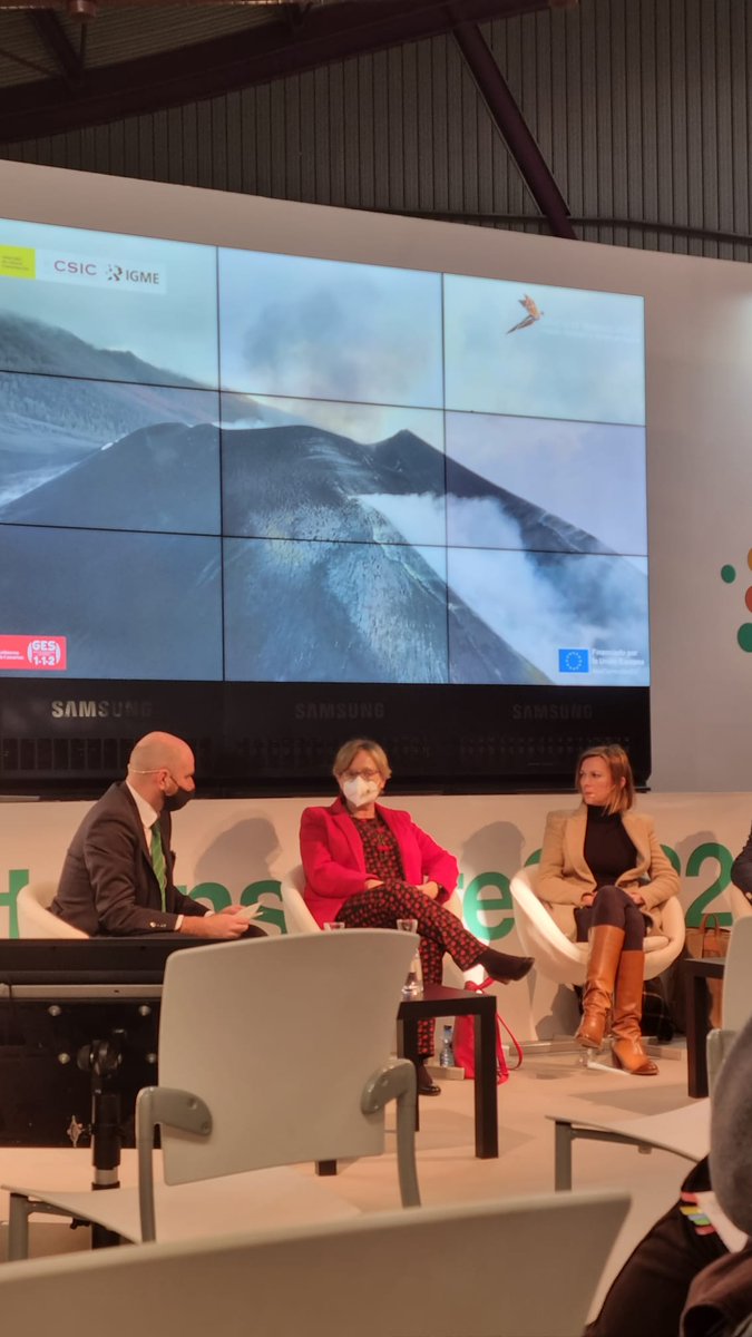IGME1849's tweet photo. Inés Galindo, coordinadora de la emergencia volcánica en #La_Palma por el #IGME_CSIC, participando hoy en  el foro #Transfiere2022. https://t.co/stqFAshB7B