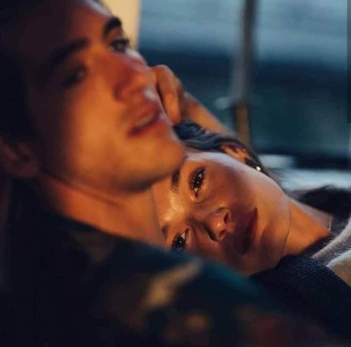 IsmailShimo's tweet image. "اختاري رجلاً حين تسندين رأسك على كتفه ، تشعرين ان لا شئ في هذا العالم قادر علي إيذائك " 🖤