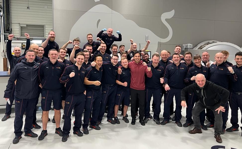 Thanks to this guys for their massive effort to get our car together 💪

Gracias a todos ellos por su gran esfuerzo para tener nuestro auto listo #RB18 #ThankYou <a href="/redbullracing/">Oracle Red Bull Racing</a>