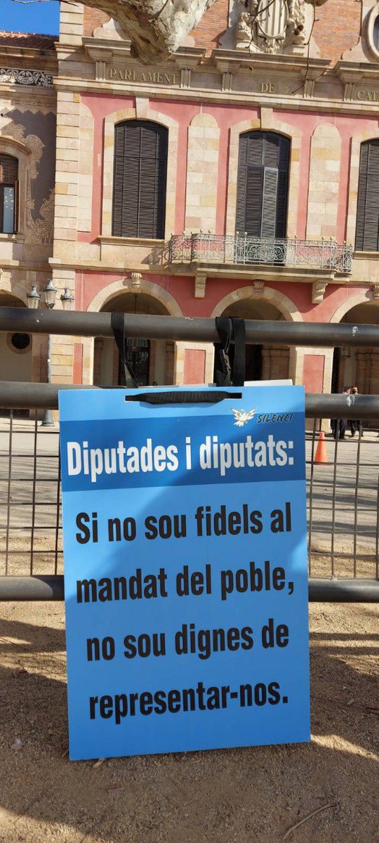 SeniorsxRep's tweet photo. Voldria demanar-vos que els ajudem i fem difusió del que fan i hi anem els que als matins podem.  Ni que sigui una estoneta per fer-los companyia. Us passo material seu.

Gràcies!! https://t.co/gFZniyQnNN