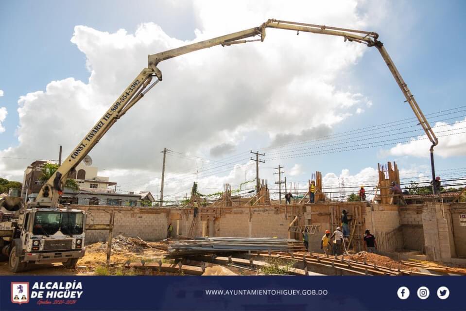 Avanzan los trabajos en la construcción de la cancha de Savica. 
#AlcaldiaDeHiguey 
#juntostransformamoslaciudad