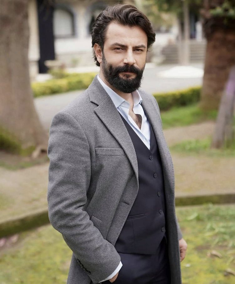 Segundo a jornalista Birsen Altuntaş o ator #GökberkDemirci continuará na série #Yemin do Kanal 7 em sua quinta temporada que virá cheia de surpresas. 

Quem acompanha? 🥰