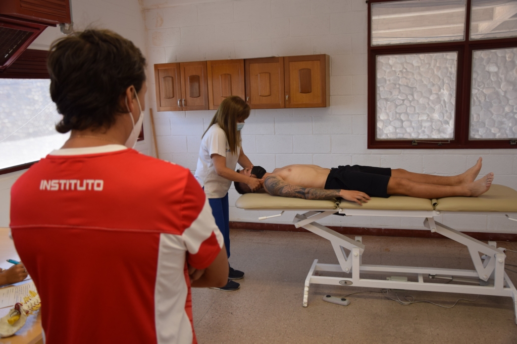 DeportesCba's tweet photo. 🔴⚪️ El plantel profesional de #Instituto pasó por el #PoloDeportivoKempes 🏟 para realizarse las evaluaciones biomecánicas en el laboratorio #Moplex que funciona en el #CARD, destinadas a la prevención y mejora del rendimiento 🦶⚽️. https://t.co/LevTcKObpM