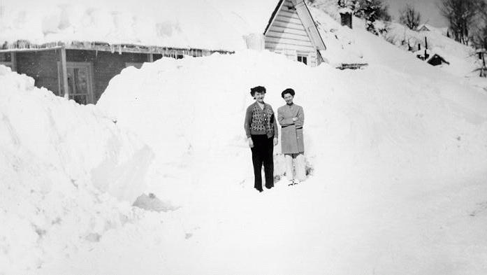PChistoryMuseum's tweet photo. Wishing the snowfall would bring us this...
Pictured are Mary Yates Butkovich (left) and her neighbor Maude Rukavina in front of the Butkovich family home at 172 Daly Ave in the winter of 1948-1949.
#Snow #WeNeedSnow #ParkCity https://t.co/n0QKqqdXiO