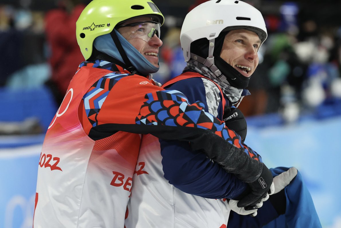 lucianonobili's tweet photo. Una foto che vale più di mille parole. 
L’abbraccio sul podio di #Beijing2022  tra il russo #Burov e l'ucraino #Abramenko è il più potente messaggio di pace. 
Una lezione per tutti. #nowar https://t.co/f4XeWWMhrL