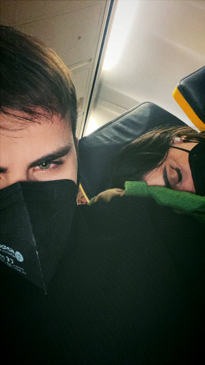 coracdlzzz's tweet photo. Mi bebé guapísimo y yo dormida en el avión💘 https://t.co/fKRRBTkS3g