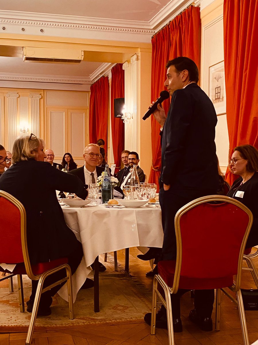 Sirti_radio's tweet photo. .@alainliberty s’exprime ce soir, au nom des radios indépendantes, au club Avenir de l’audiovisuel et des médias pour un débat consacré aux enjeux, impacts et perspectives de l’audiovisuel dans les territoires. @ConstanceLeGrip @BeatricePiron  @godechot #AssisesAudiovisuelLocal https://t.co/9jP4wcL65Z