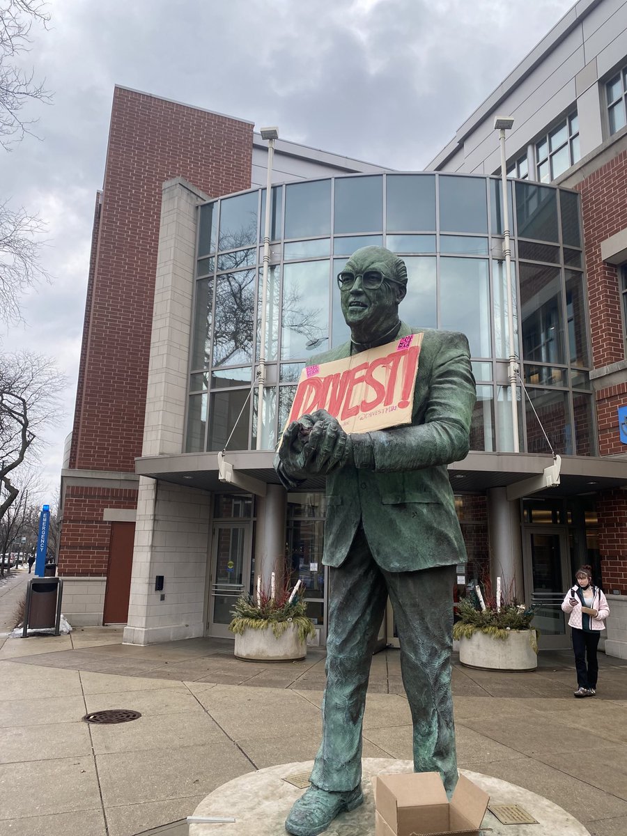 CapaDepaul's tweet photo. @divestmike and CAPA DePaul asking our fellow DPU students to help us divest from weapons companies! https://t.co/VfS6c1b72r
