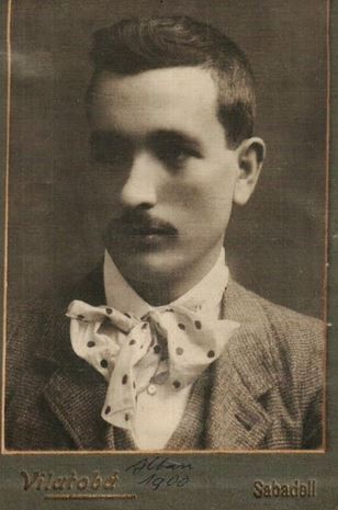 sbdmemobrera's tweet photo. #19defebrer de 1881 neix a #Sabadell, el pedagog Albà Rosell i Llongueras.
Educador, naturista i militant de l'anarcosindicalisme sabadellenc, és, potser, una de les figures de l'obrerisme local més oblidades.
Us deixem un perfil dedicat a ell i la seva obra: @Alba_Rosell_ https://t.co/vBceOa48A2