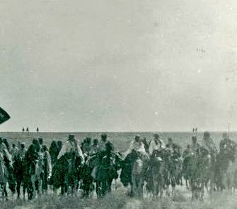 انا ولد علي ســـلايــل كحيلان
ربي خــلقني للـــسبايا وداعه

الناس ماتسقيك لاصرت عطشان
ولا يشرب المظمي حذا من ذراعه

الأمير #عبيد_الرشيد