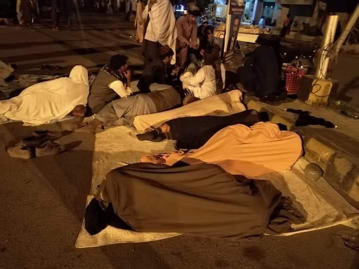 GilamanPashten's tweet photo. سم خوند کوی دا نیمه شپه ۱ بجه ، او د قام و وطن پهٔ ننګ پهٔ پردی وطن پردی شار کې د جابر ظالم خلاف د ژبې له لارې جهاد مزاحمت ، هغه هم پهٔ کلکه ځمکه د سړک پهٔ منځ 
ژوند ژوند د غورځنګ ملګرو 
#PashtunSitIn2FreeAliWazir https://t.co/ytgqlI12y2