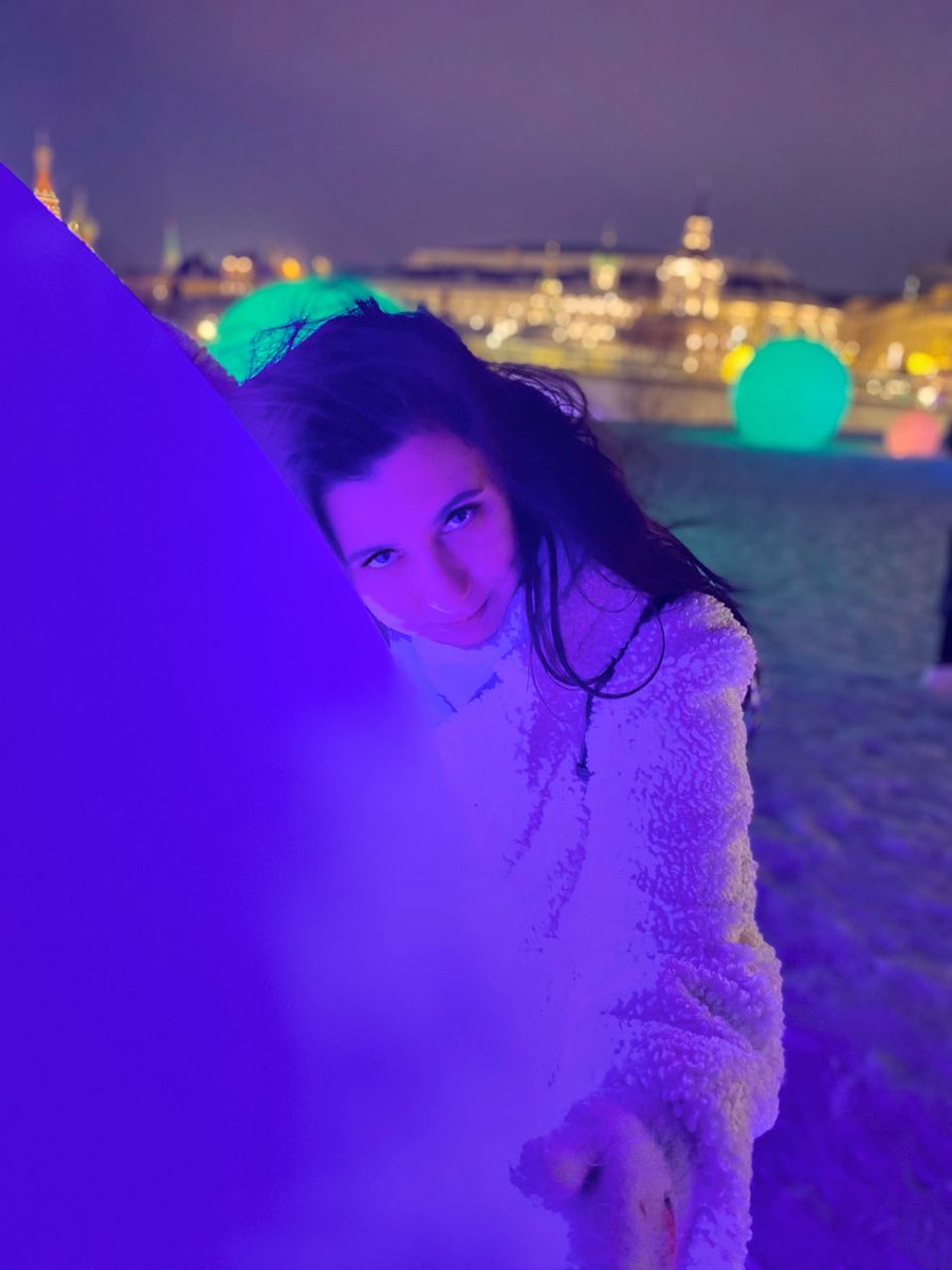 Среда -это маленькая пятница. А у меня пятница была в понедельник 🤪 Потому что замечательно погуляли в центре. Москва такая красивая😍, живая, молодежная, современная. 

#Москва #прогулка #Понедельник #центр #красота