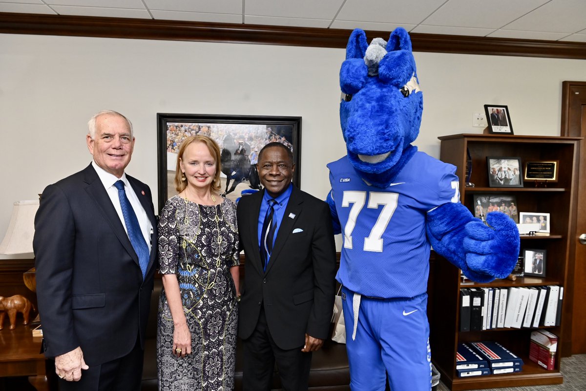 MTSULightning's tweet photo. Had a great time meeting @TNgov legislators with @PresidentMcPhee and @BethHarwellTN today at the @MTSU Day on the Hill at the Capitol! #DayOnTheHill #mascotlife https://t.co/y0AZW9OUZ9