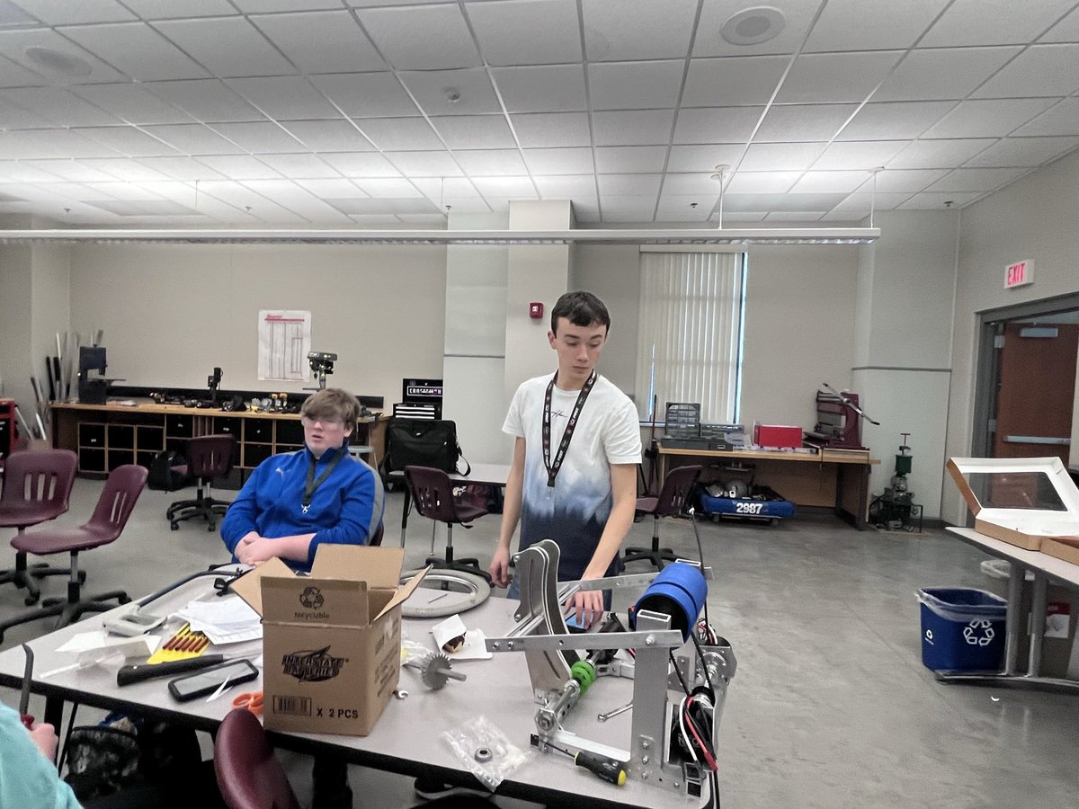 rogue_robotics's tweet image. Last week of build season! We have been hard at work and everything is coming together. Getting ready to go to eagan this Saturday! #team2987 #roguerobotics #farmington