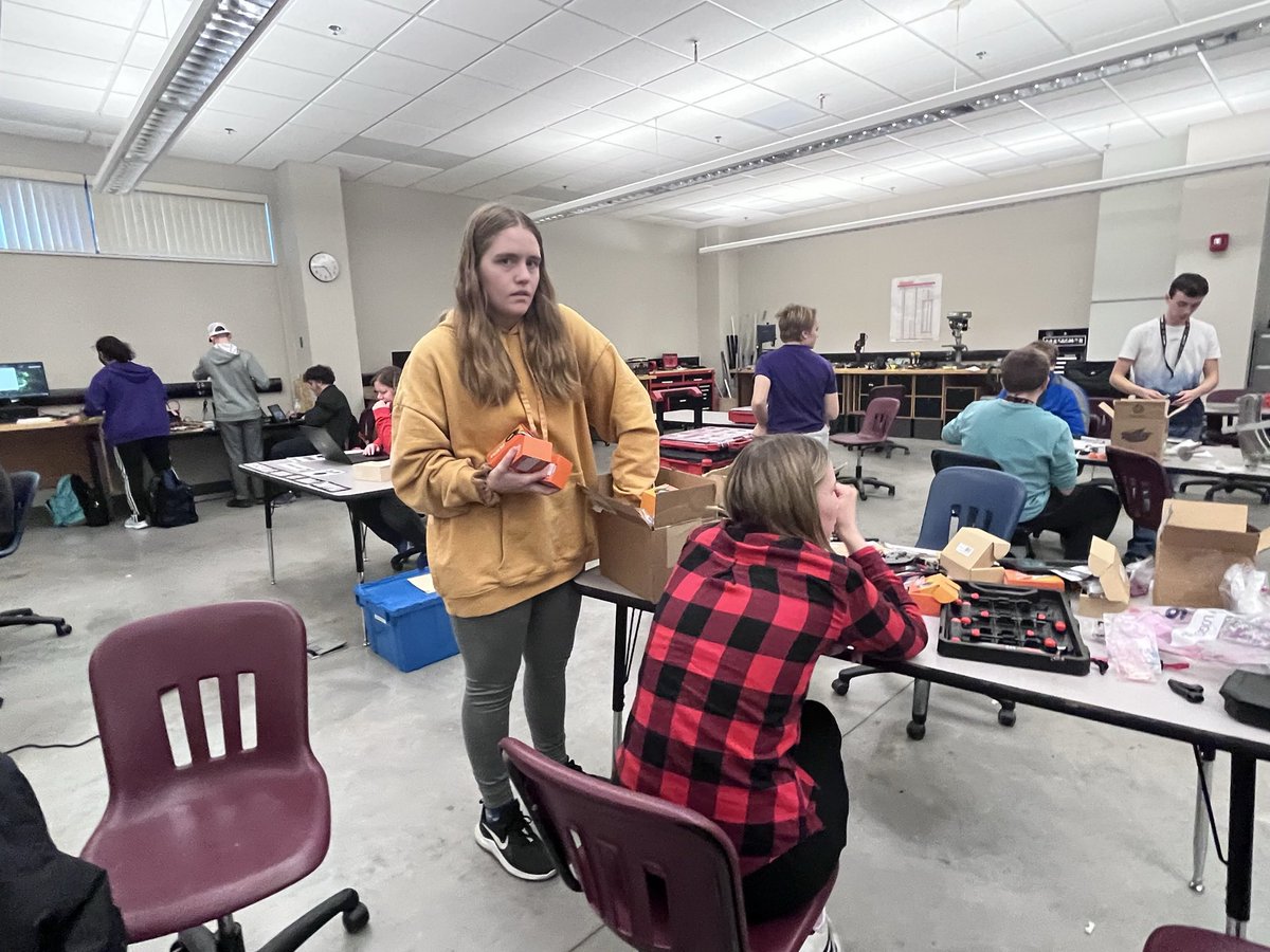 rogue_robotics's tweet image. Last week of build season! We have been hard at work and everything is coming together. Getting ready to go to eagan this Saturday! #team2987 #roguerobotics #farmington