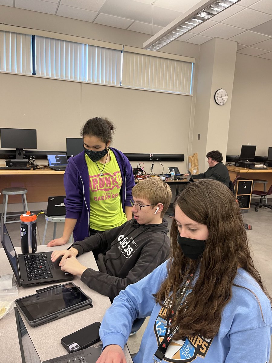 rogue_robotics's tweet image. Last week of build season! We have been hard at work and everything is coming together. Getting ready to go to eagan this Saturday! #team2987 #roguerobotics #farmington