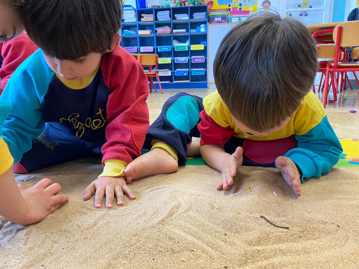 Csdomingo's tweet photo. Generar sorpresa cambiando los espacios de aprendizaje es fuente de motivación para los alumnos. Hoy en #Infantil3Años han traído la arena del desierto. #AprendizajeExperiencial #AprenderMola #AprendoJugando #Momentum #AprendizajeEmergentePlus #AsíEsNazaret https://t.co/GjC0nFAL9S