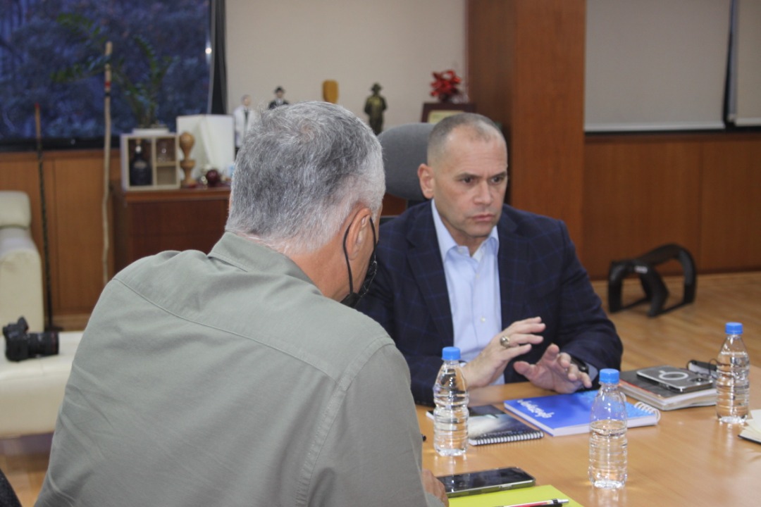 AliErnesto32's tweet photo. Sostuvimos reunión de trabajo con el A/J @CeballosIchaso1, el viceministro de Seguridad Ciudadana y el Cmdte. de la @PNBVzla. Para establecer estrategias que fortalecerán la seguridad en las próximas operaciones turísticas nacionales e Internacionales.

@nicolasmaduro https://t.co/BviGW2adhf