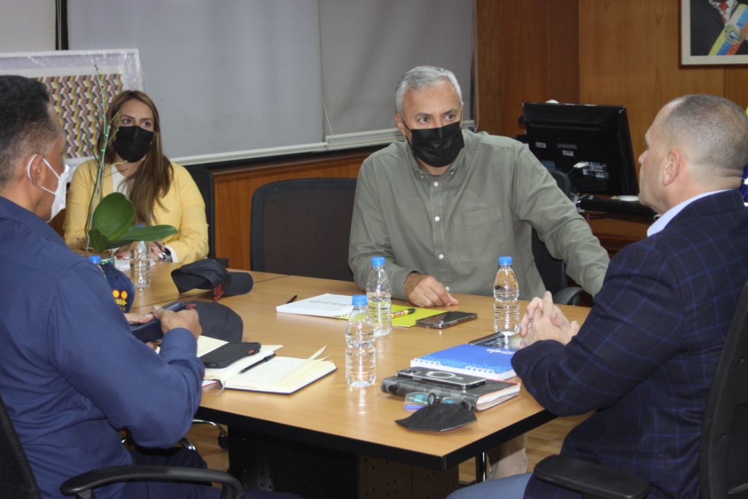 AliErnesto32's tweet photo. Sostuvimos reunión de trabajo con el A/J @CeballosIchaso1, el viceministro de Seguridad Ciudadana y el Cmdte. de la @PNBVzla. Para establecer estrategias que fortalecerán la seguridad en las próximas operaciones turísticas nacionales e Internacionales.

@nicolasmaduro https://t.co/BviGW2adhf