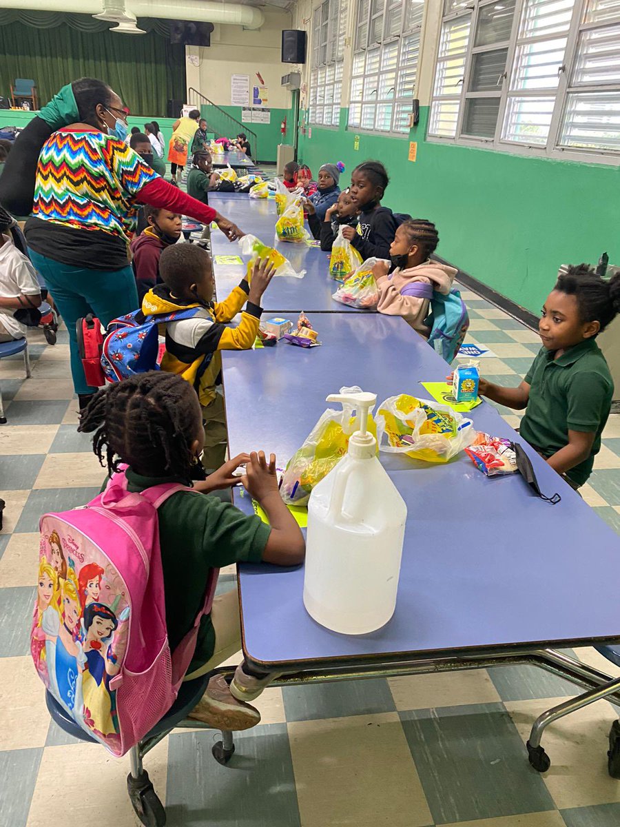 STEAMDesignated's tweet photo. After the bell rings, our @MDCPSSECMEStars students enjoy a healthy snack as they prepare to continue their #LearningBeyondTheBell at @VanEBlanton! @MDCPSSTEAM @MDCPSAcademics @MDCPSSci @MDCPSRobotics @yami7202 @Dadegetsgrants https://t.co/NbDDQKCQhM
