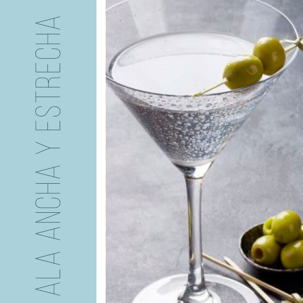 BremenInstituc1's tweet photo. ¿Por qué las copas de Martini tienen esa forma?

Se dice que el borde abierto de la copa produce una tensión superficial que resalta el bouquet de la ginebra y crea una mejor exhibición de la guarnición de aceitunas que una copa de cóctel estándar. https://t.co/SCq5jS2Fgm