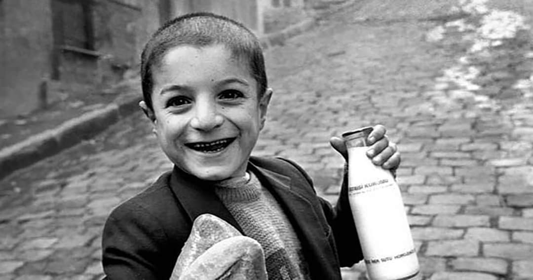 Herşey bir sokak çocuğunun elini cebine sokabildiği kadar boş.
Ve senin "N'aber" soruna "iyilik" dediğim kadar yalan...