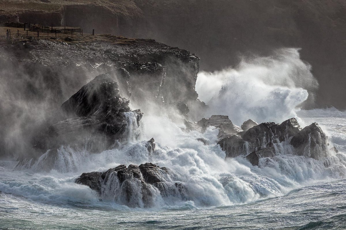 dingledarkroom's tweet photo. Just the beginning of the action at Clogher Strand, Dingle, this afternoon. Much more to come over the next few days!  @DinglePeninsula #wildatlanticway #KeepDiscovering https://t.co/1P5IVfflqu