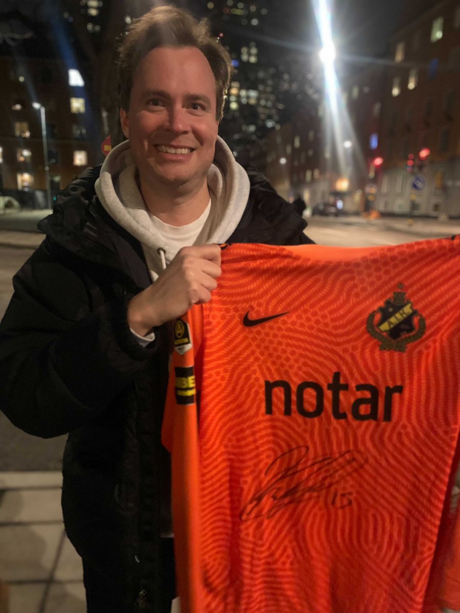 Idag fick vår vinnare av Kristoffer Nordfeldts signerade tröja ta emot den. Grattis <a href="/jesperpops/">Jesper Pops</a> 🖤💛