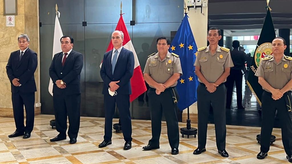 UEenPeru's tweet photo. Hoy el embajador de la #UEenPerú, Gaspar Frontini @EUAmbPeru, hizo entrega oficial del #SICOPP al @MininterPeru. Este software permitirá cotejar la información de las investigaciones almacenadas mientras ofrece un sistema de coordinación y de gestión de coincidencias obtenidas. https://t.co/QL5rLXHHOZ