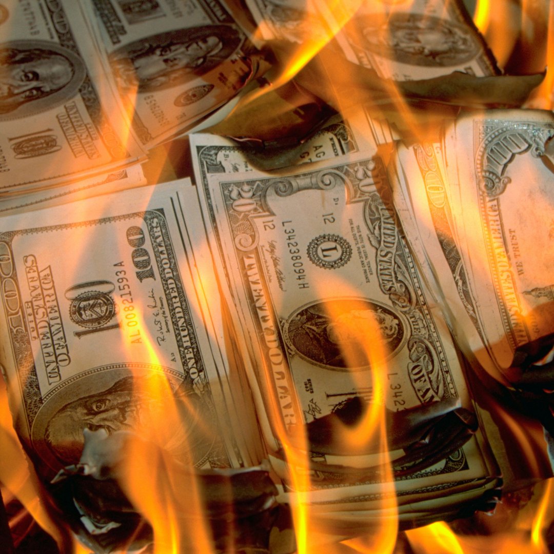 Мани огонь мани. Сжигает деньги. Горящие доллары. Мани огонь мани. Деньги в костре.